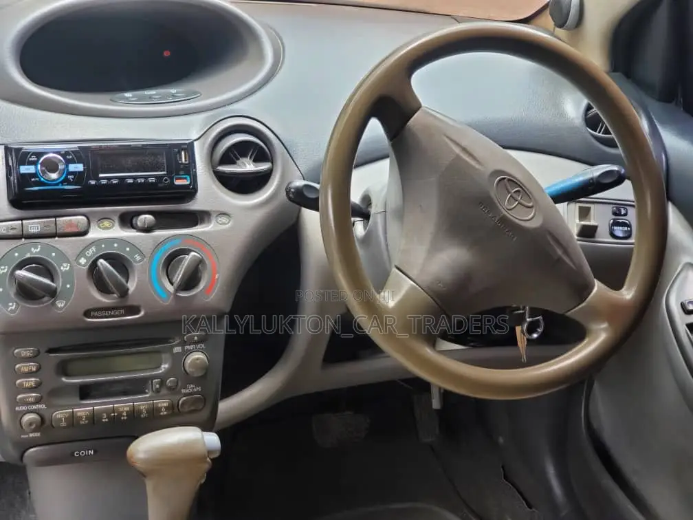 Toyota Vitz 2004 Silver