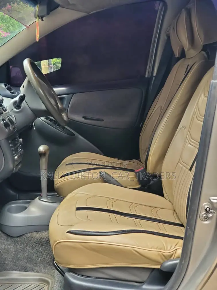 Toyota Vitz 2004 Silver