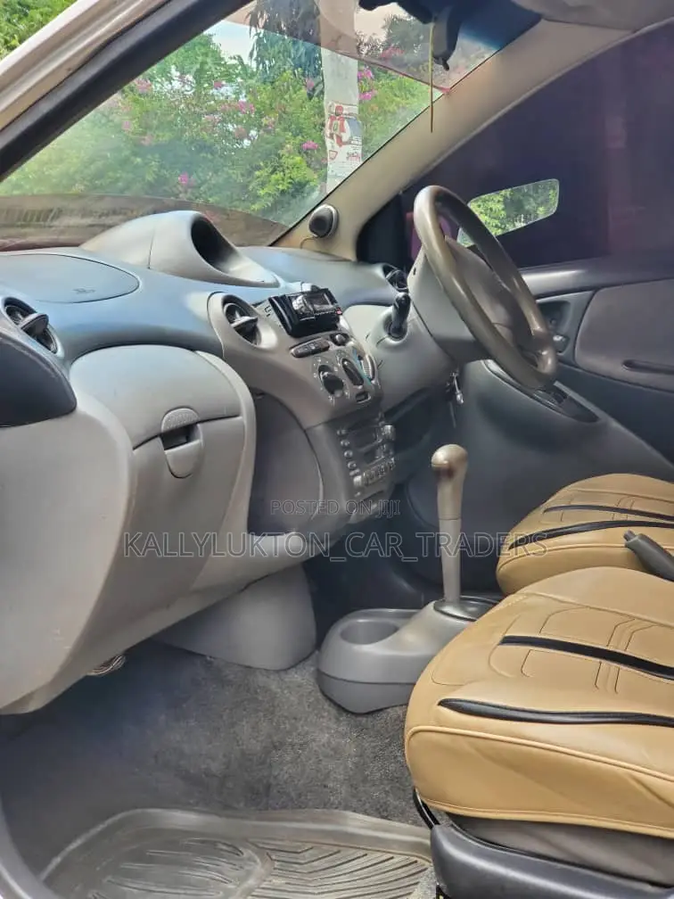 Toyota Vitz 2004 Silver