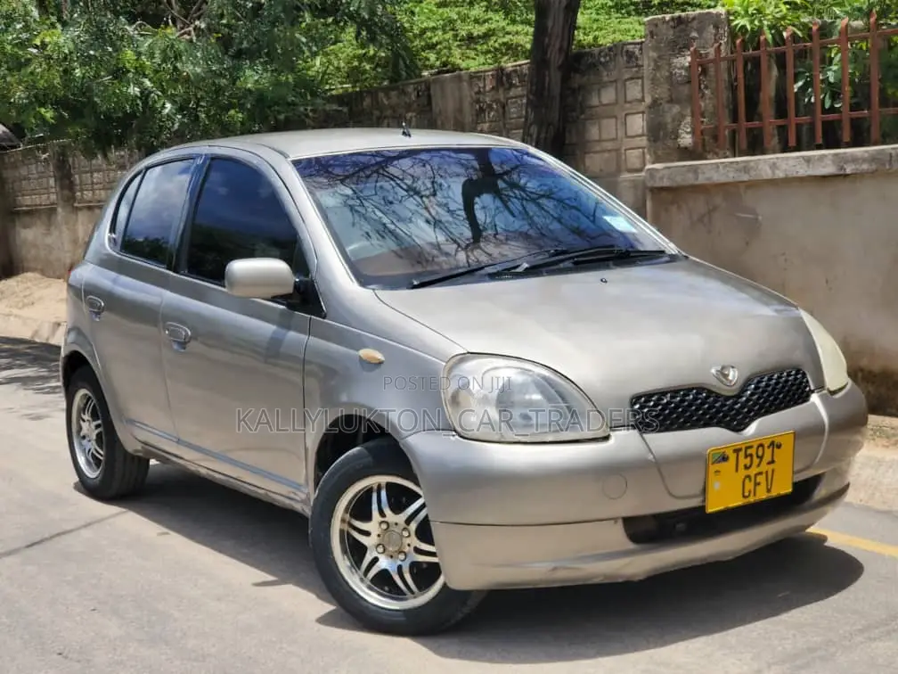 Toyota Vitz 2004 Silver