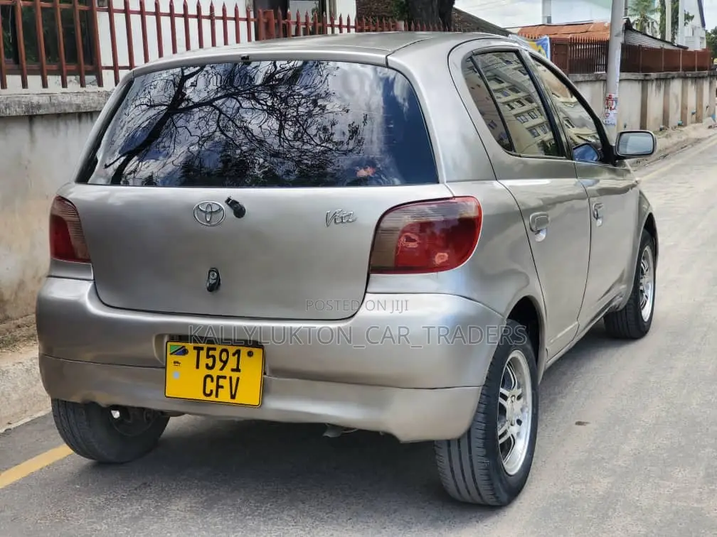 Toyota Vitz 2004 Silver