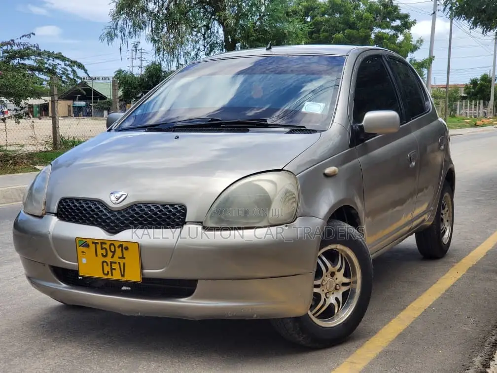 Toyota Vitz 2004 Silver
