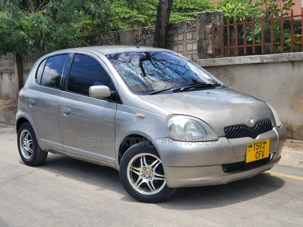 Toyota Vitz 2004 Silver
