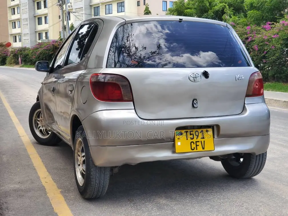 Toyota Vitz 2004 Silver