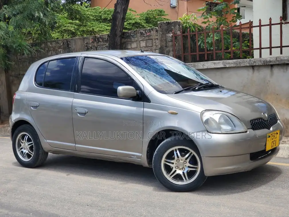 Toyota Vitz 2004 Silver