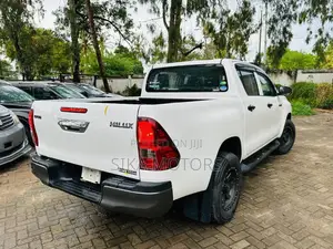 Toyota Hilux 2018 White
