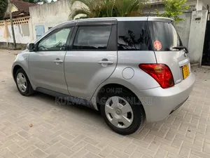 Toyota IST 2004 Silver