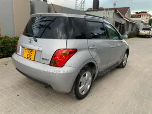 Toyota IST 2004 Silver