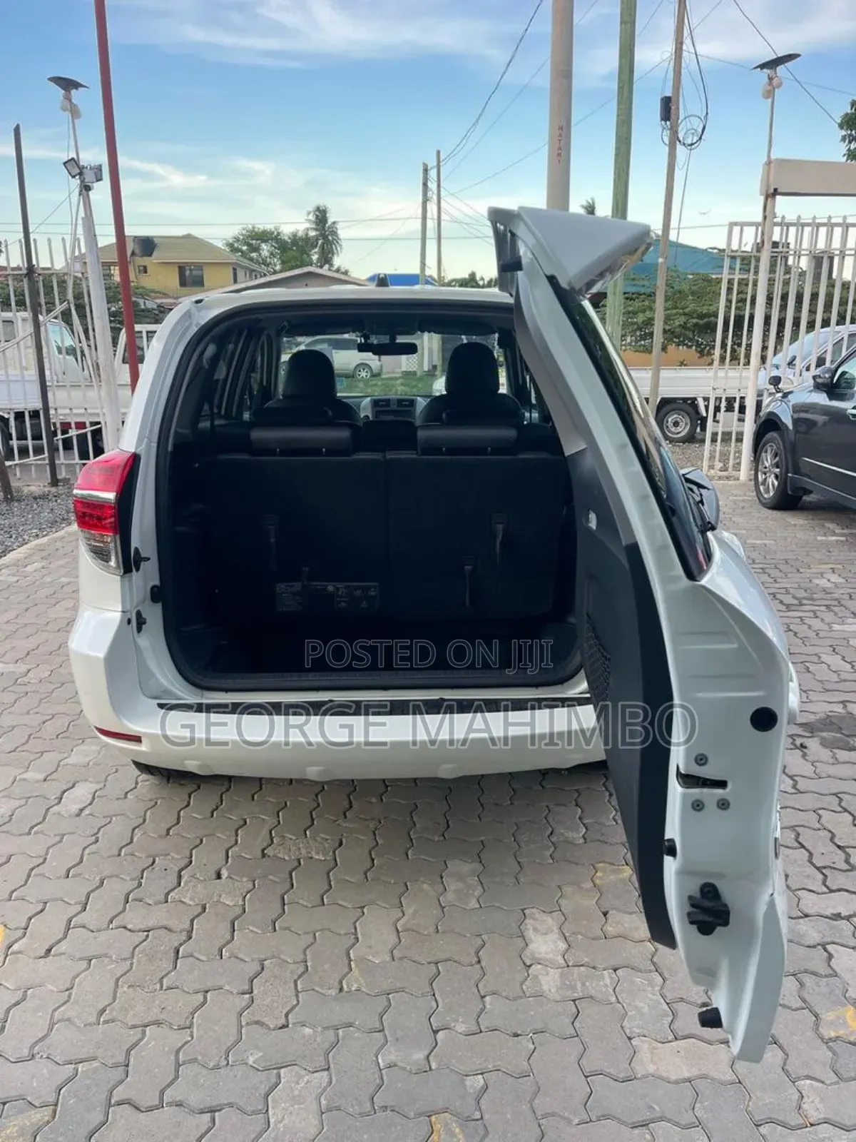 Toyota Vanguard 2011 White