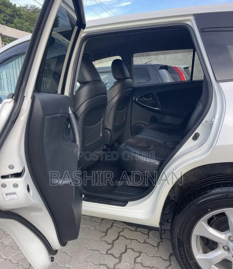 Toyota Vanguard 2011 White