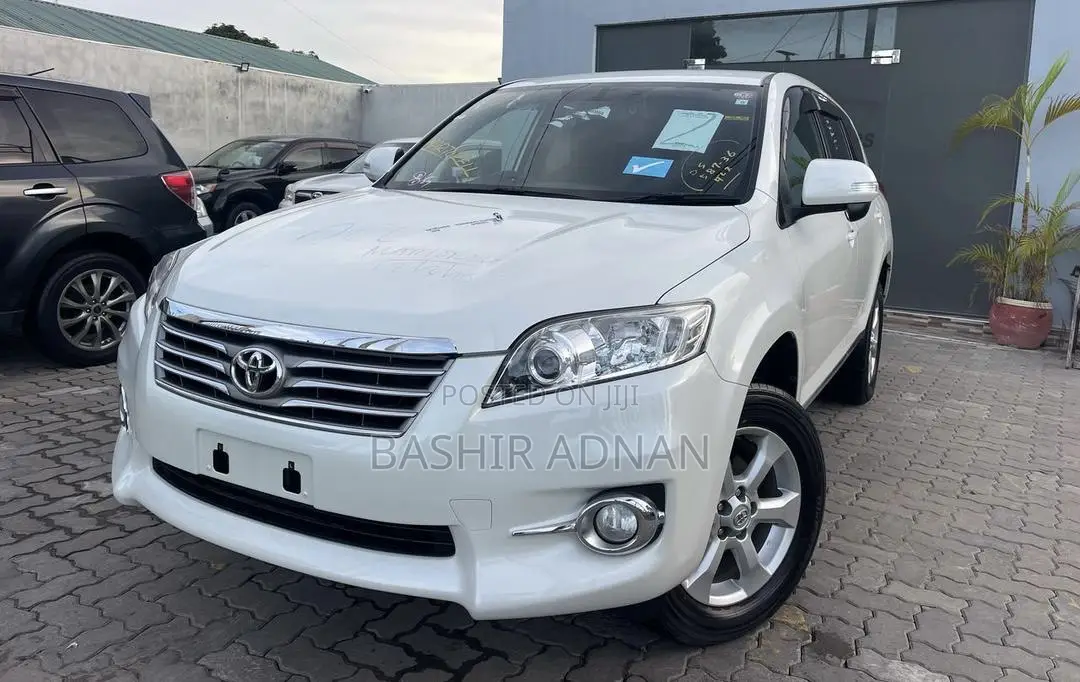 Toyota Vanguard 2011 White