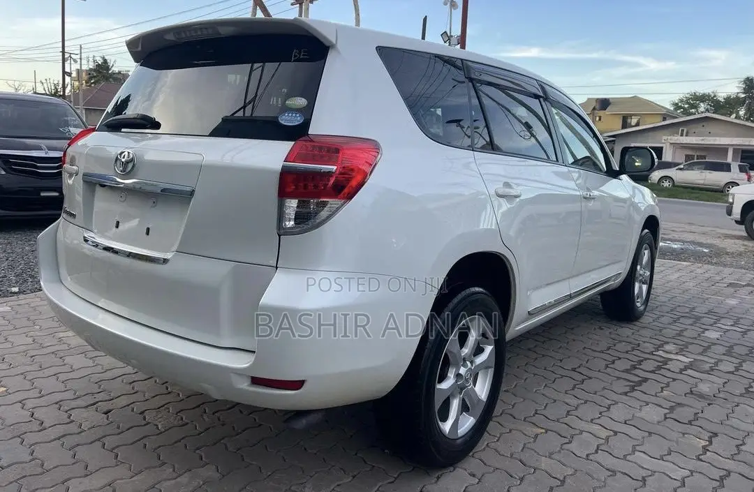 Toyota Vanguard 2011 White