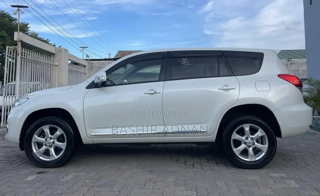 Toyota Vanguard 2011 White