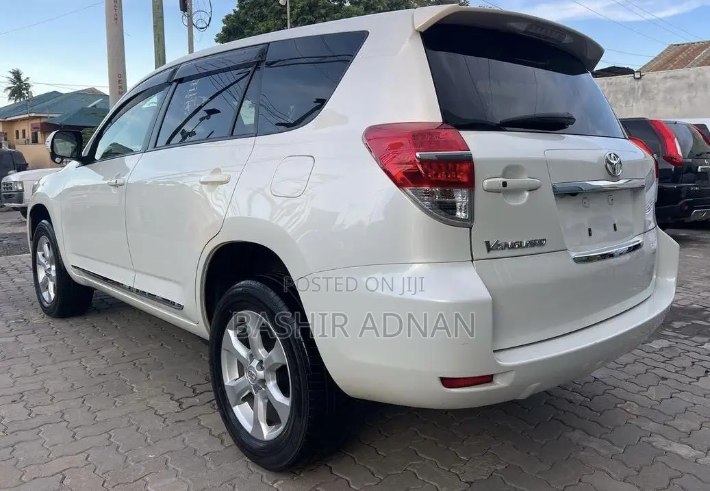 Toyota Vanguard 2011 White