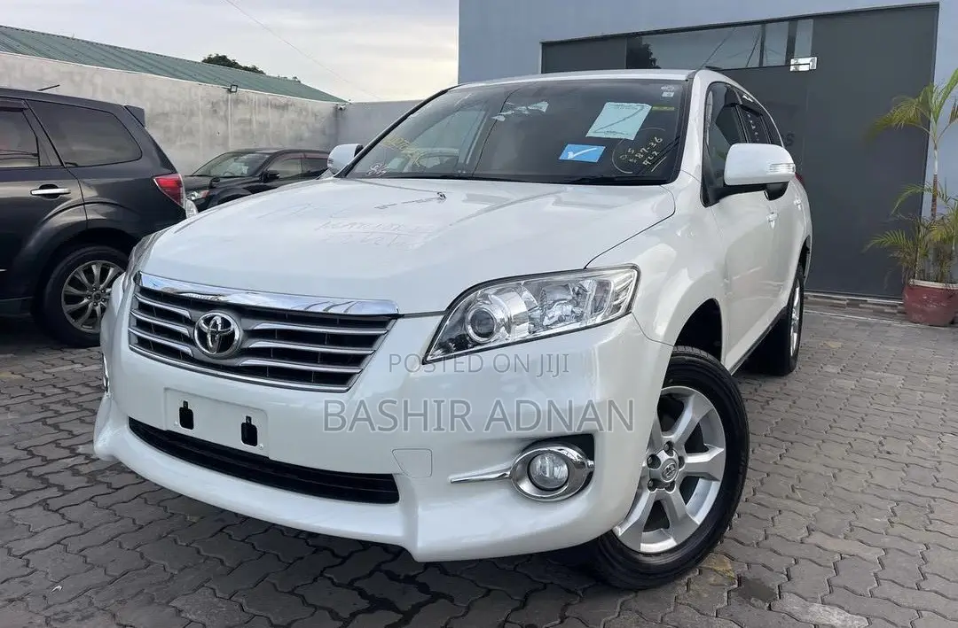 Toyota Vanguard 2011 White