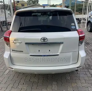 Toyota Vanguard 2011 White