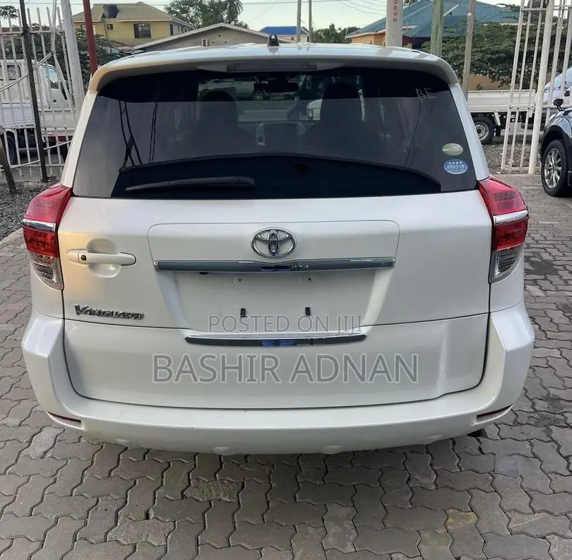 Toyota Vanguard 2011 White
