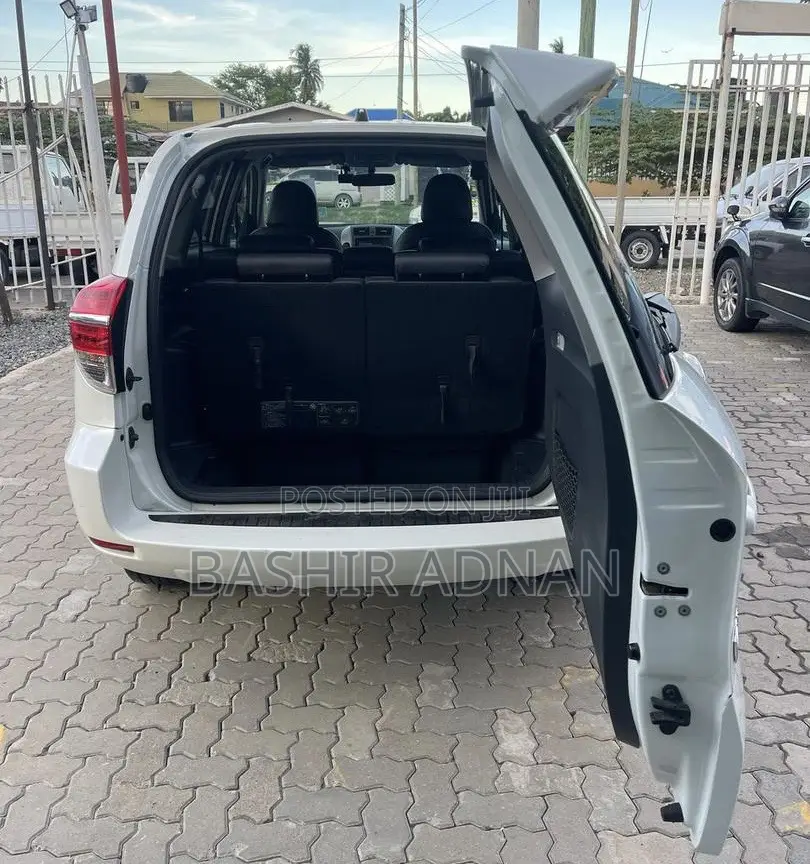 Toyota Vanguard 2011 White