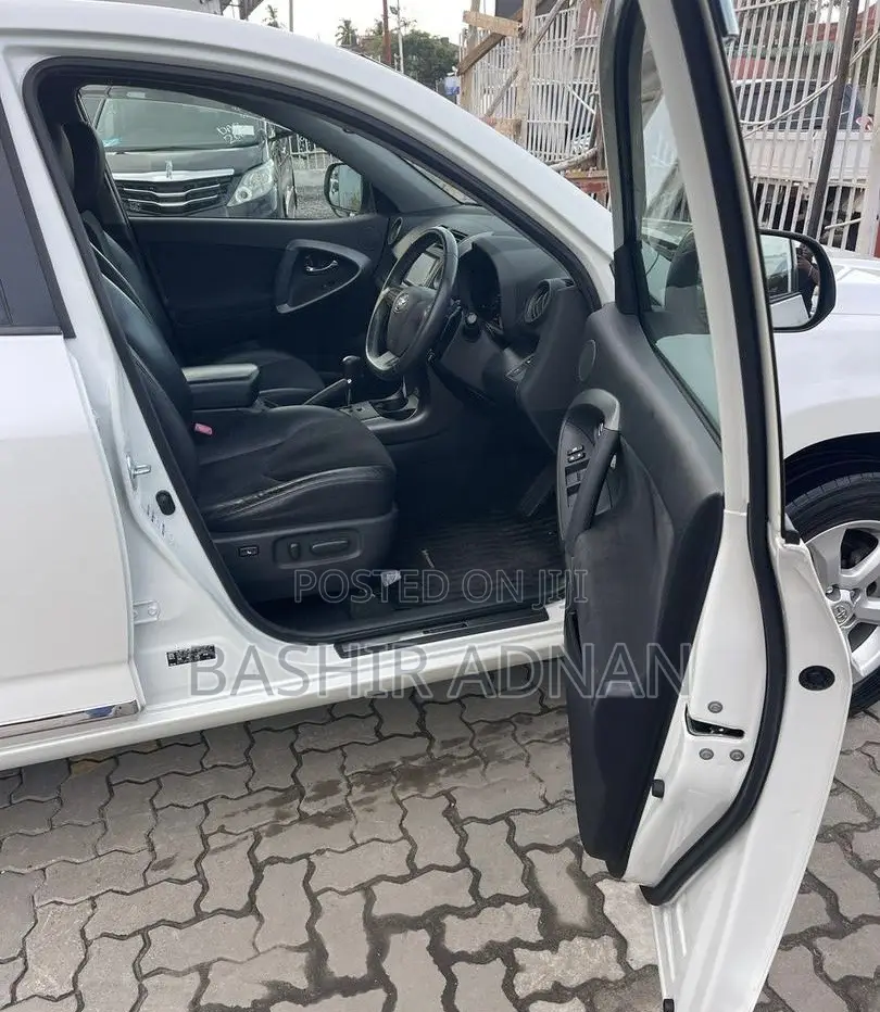 Toyota Vanguard 2011 White