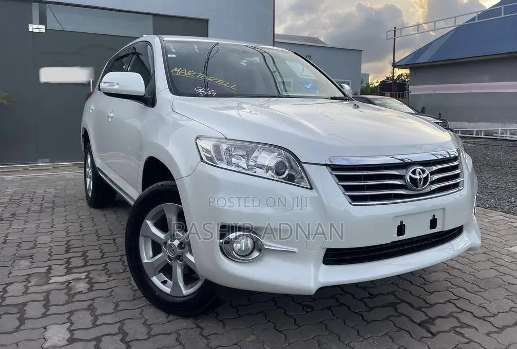 Toyota Vanguard 2011 White