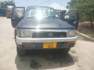 Photo - Toyota Hilux 2000 Black