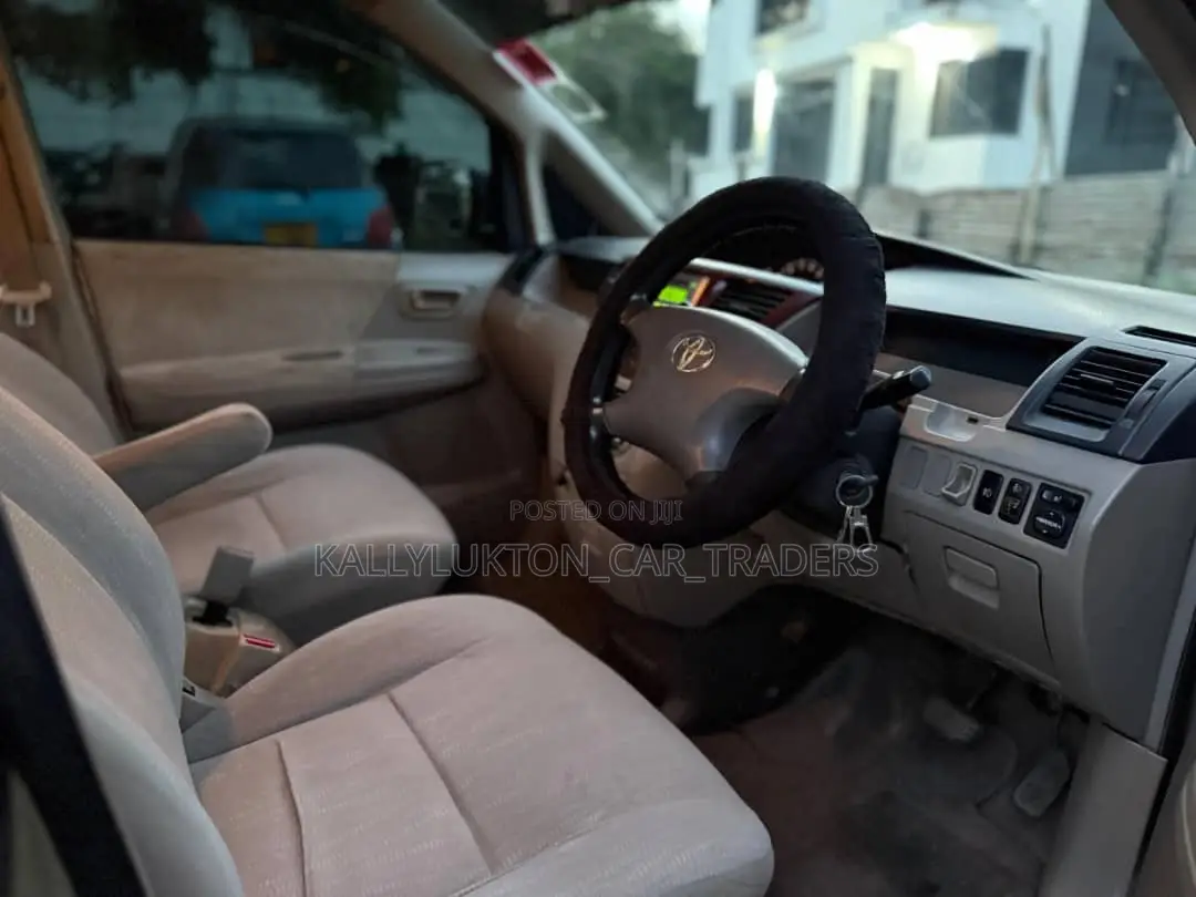 Toyota Noah 2005 Silver