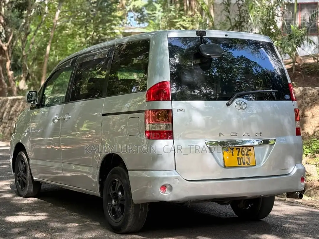 Toyota Noah 2005 Silver
