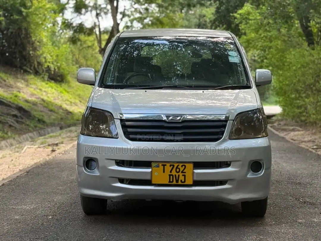 Toyota Noah 2005 Silver