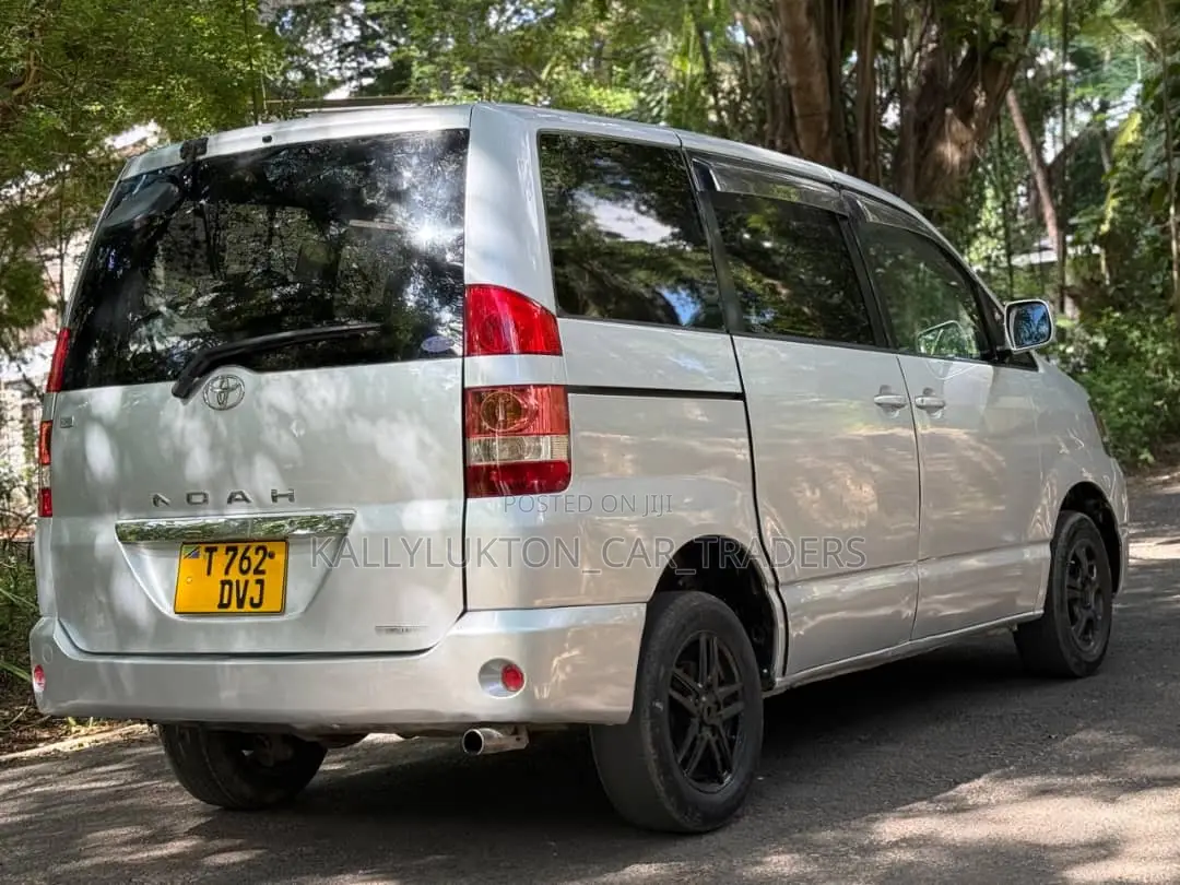 Toyota Noah 2005 Silver