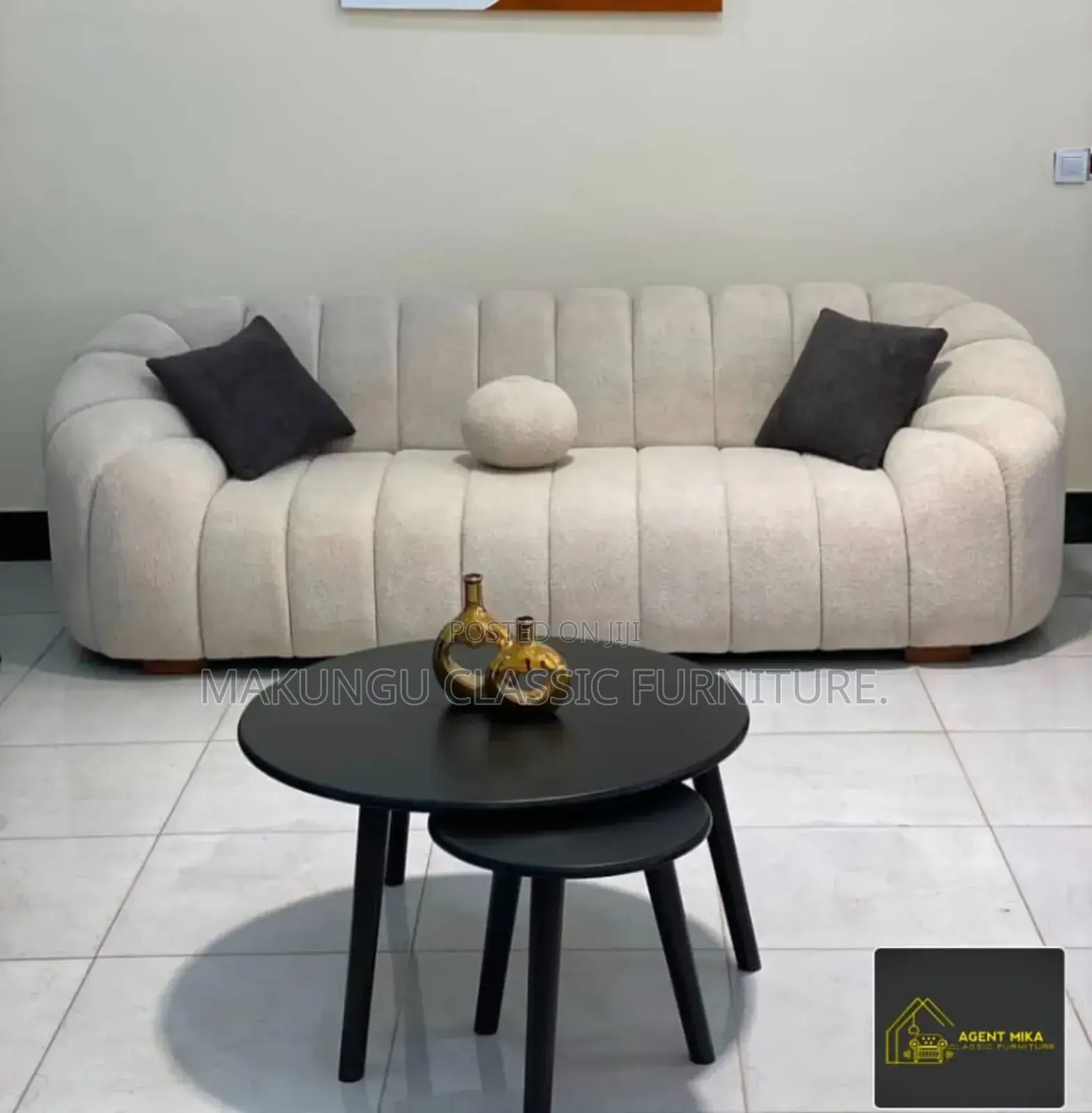 Classic Sofa La Watu Watatu Linakuwa Na Coffee Table Yake