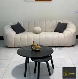 Classic Sofa La Watu Watatu Linakuwa Na Coffee Table Yake
