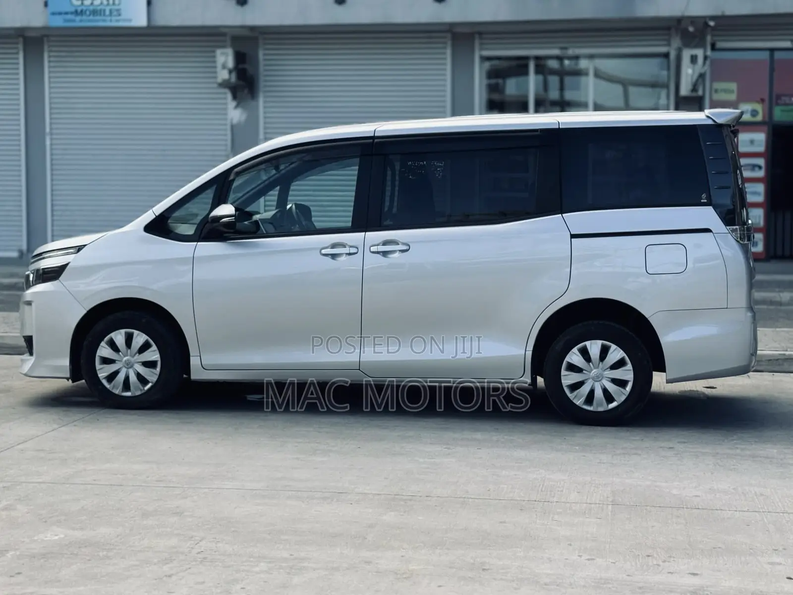 Toyota Voxy 2015 Silver