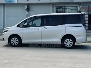 Toyota Voxy 2015 Silver