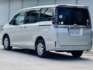 Toyota Voxy 2015 Silver