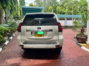 Toyota Land Cruiser Prado 2022 White