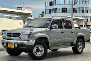 Toyota Hilux 2004 Gray
