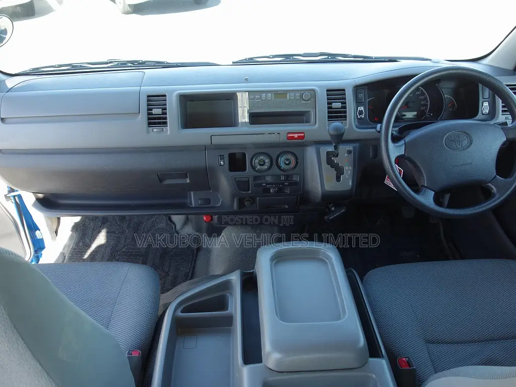 Isuzu Executive Bus 2006 Yellow