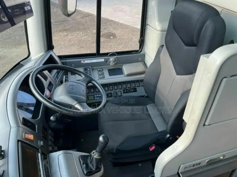 Isuzu Executive Bus 2006 Yellow