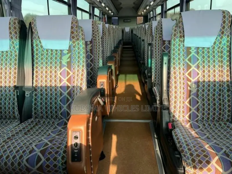 Isuzu Executive Bus 2006 Yellow
