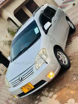 Toyota Raum 2005 Silver