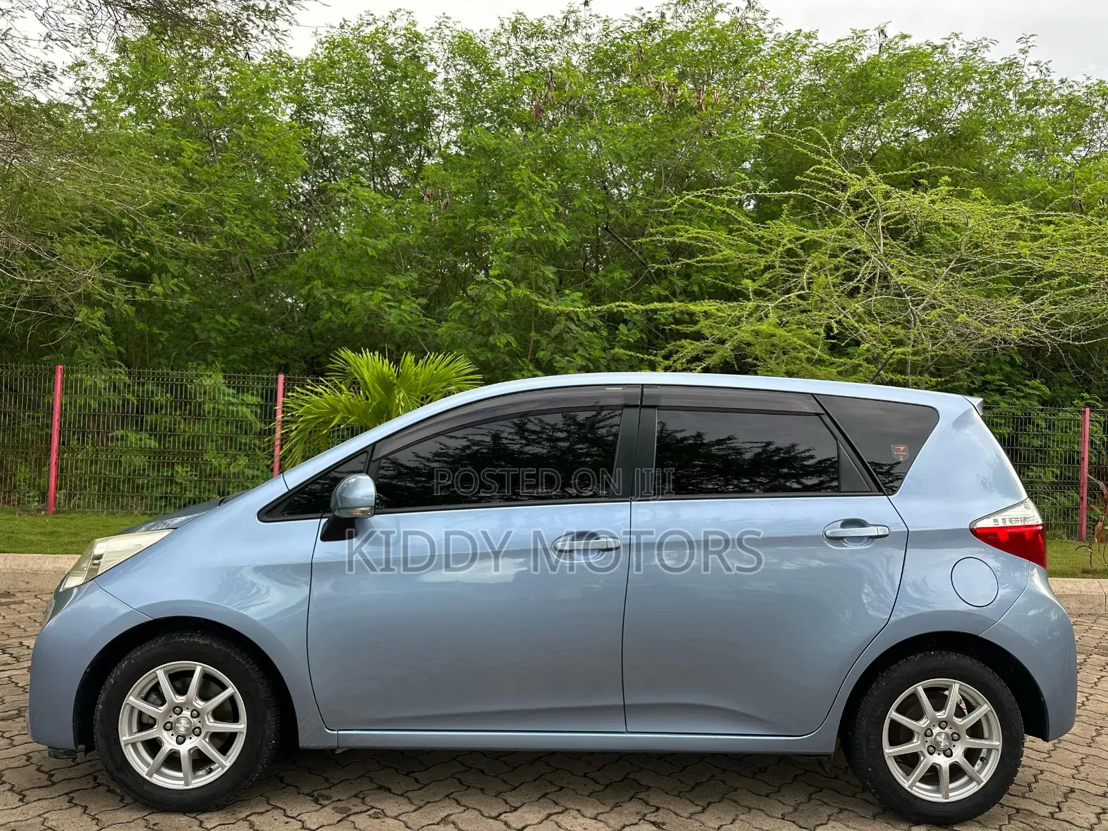 Toyota Ractis 2011 Silver