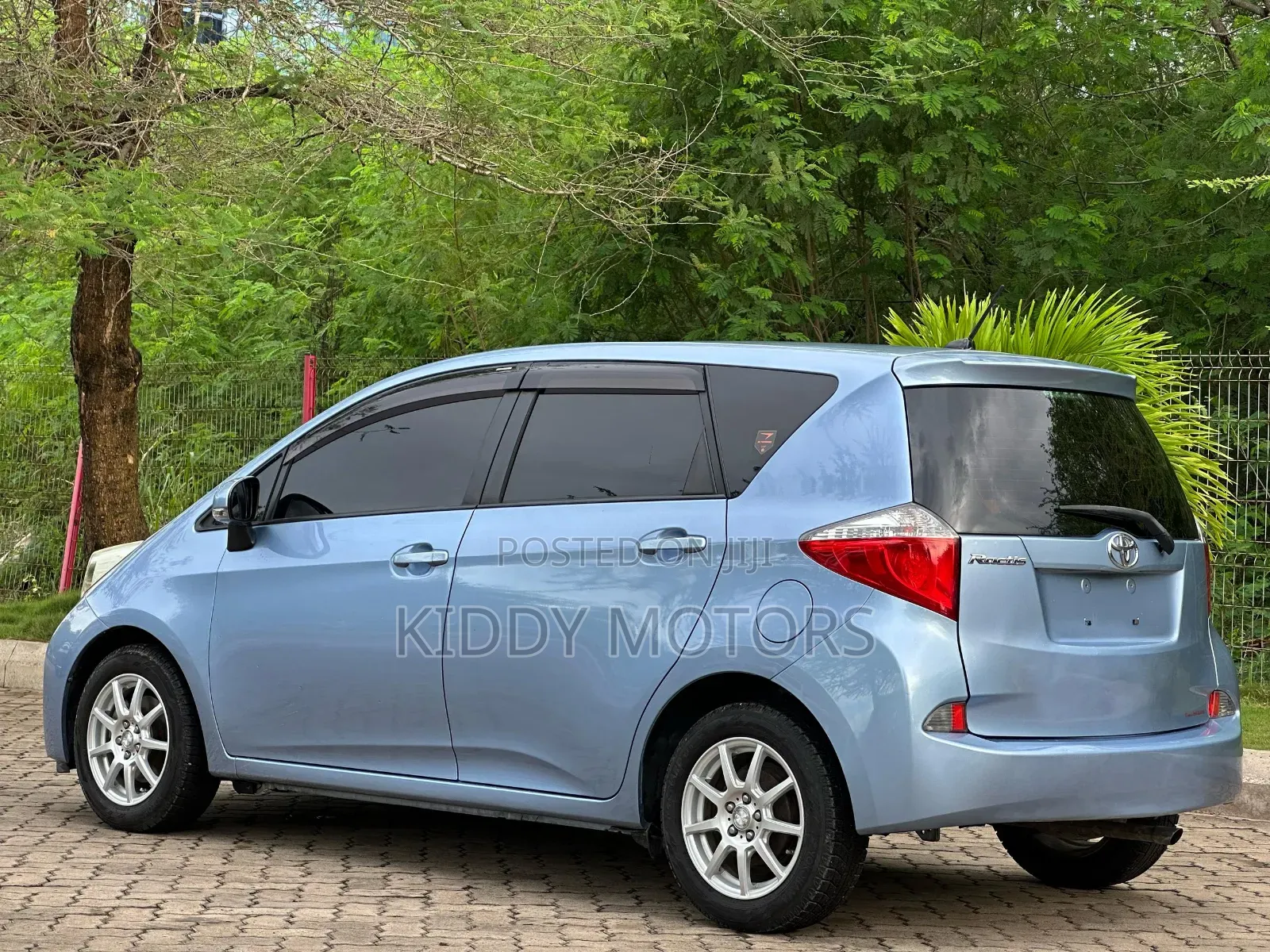 Toyota Ractis 2011 Silver