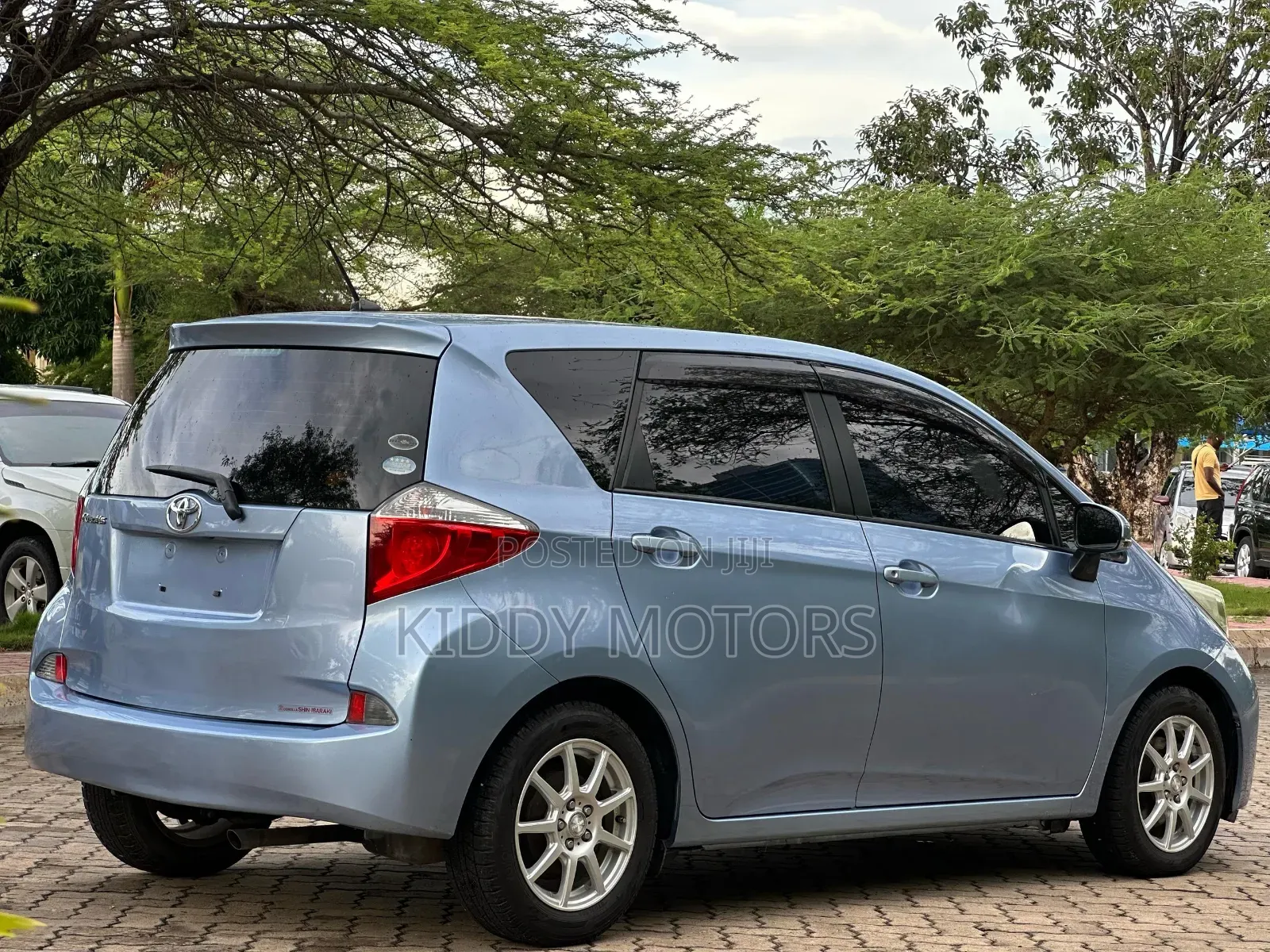 Toyota Ractis 2011 Silver