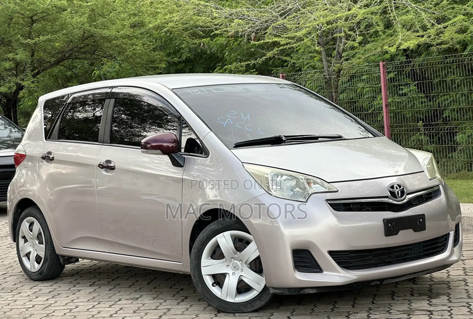 Toyota Ractis 1.3 FWD 2011 Silver
