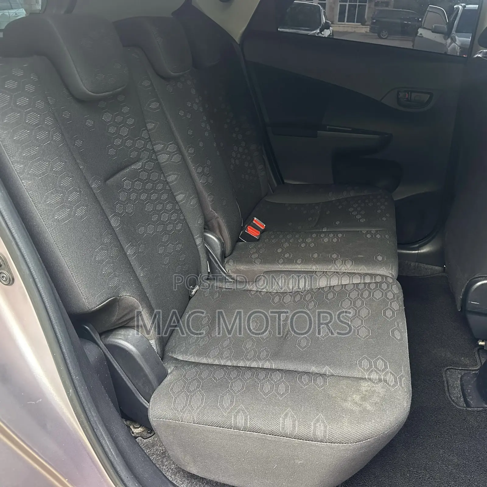 Toyota Ractis 1.3 FWD 2011 Silver