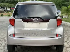 Toyota Ractis 1.3 FWD 2011 Silver