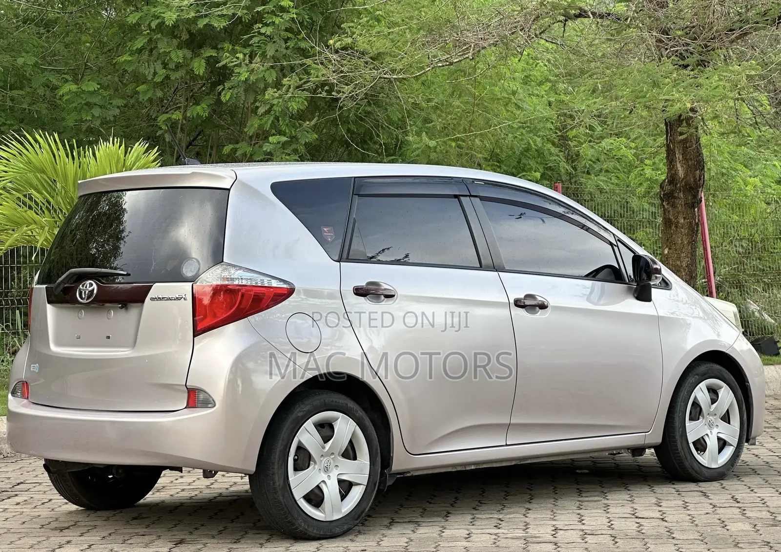 Toyota Ractis 1.3 FWD 2011 Silver