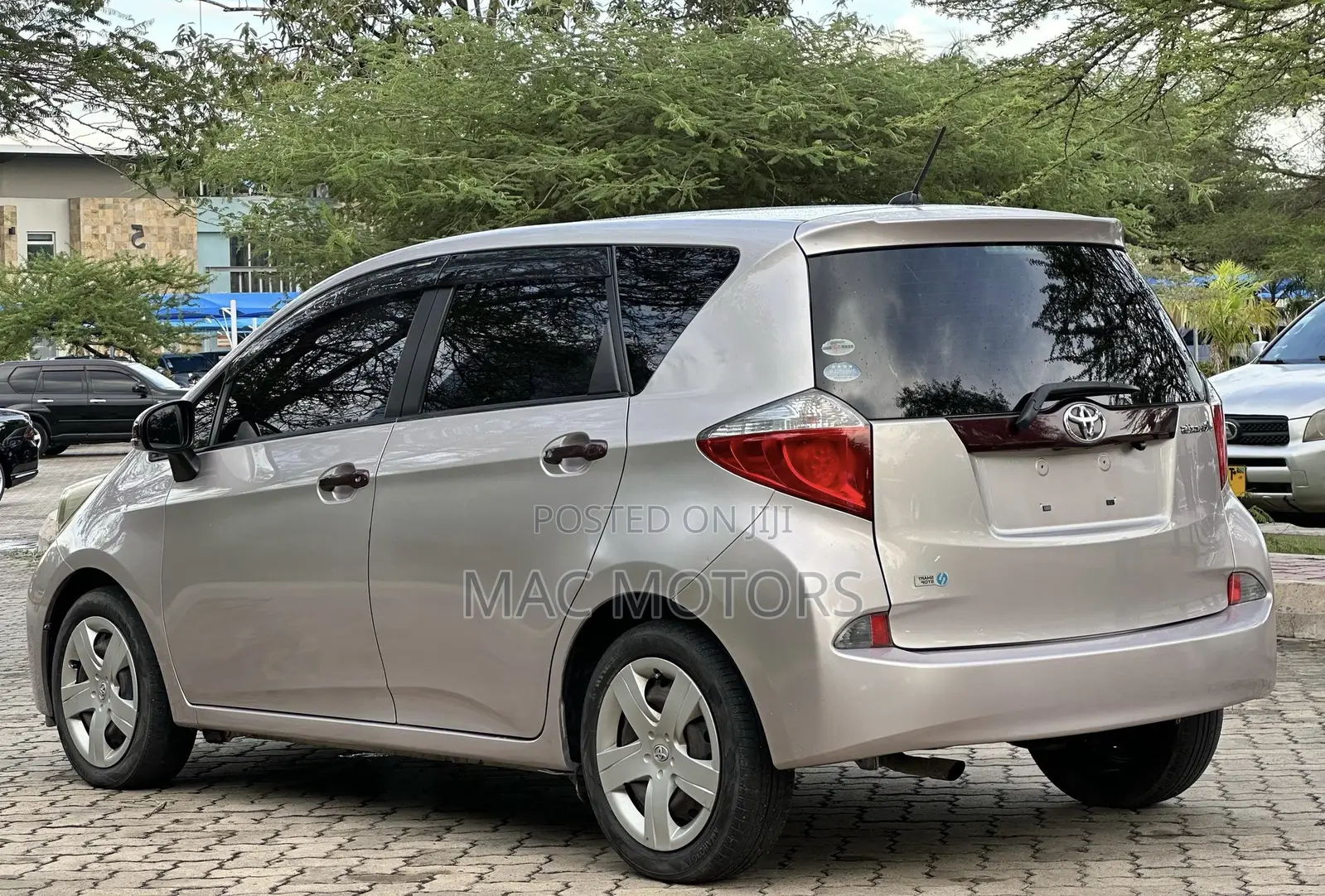 Toyota Ractis 1.3 FWD 2011 Silver