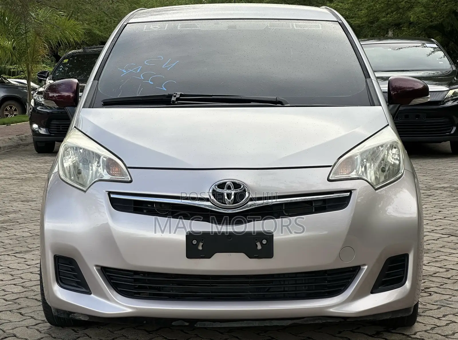 Toyota Ractis 1.3 FWD 2011 Silver