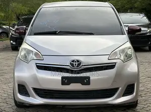 Toyota Ractis 1.3 FWD 2011 Silver